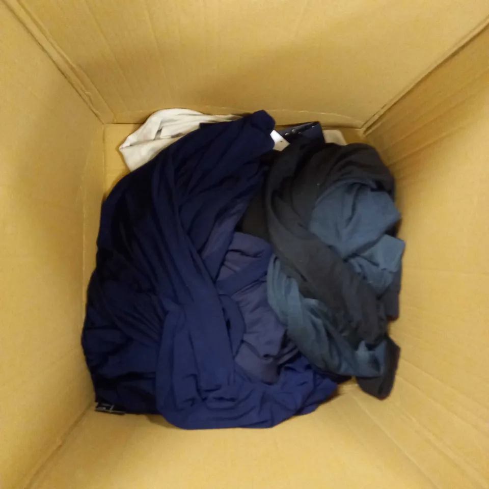 LOT OF APPROXIMATELY 10 ASSORTED CLOTHING ITEMS AND ACCESSORIES TO INCLUDE FRANK USHER BAG, CENTIGRADE COAT, MODERN SOUL TOP ETC