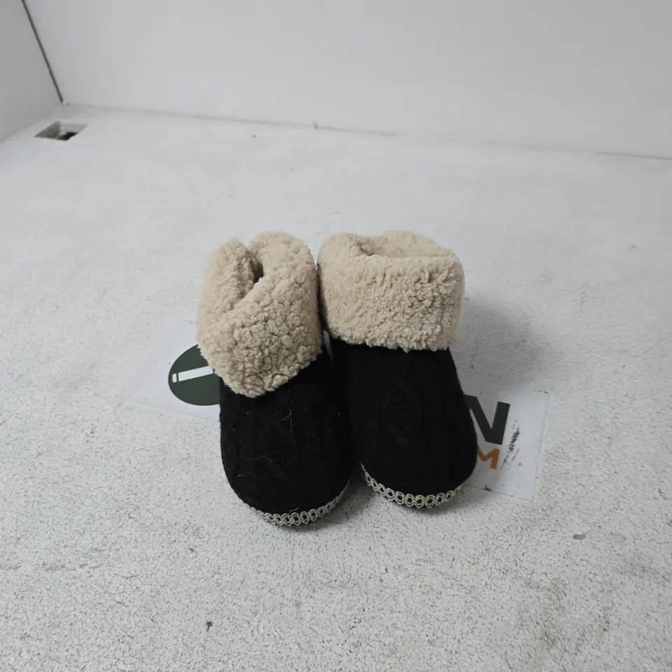 BOX OF APPROXIMATELY 20 ASSORTED ITEMS TO INCLUDE: MUK LUKS BOOTS