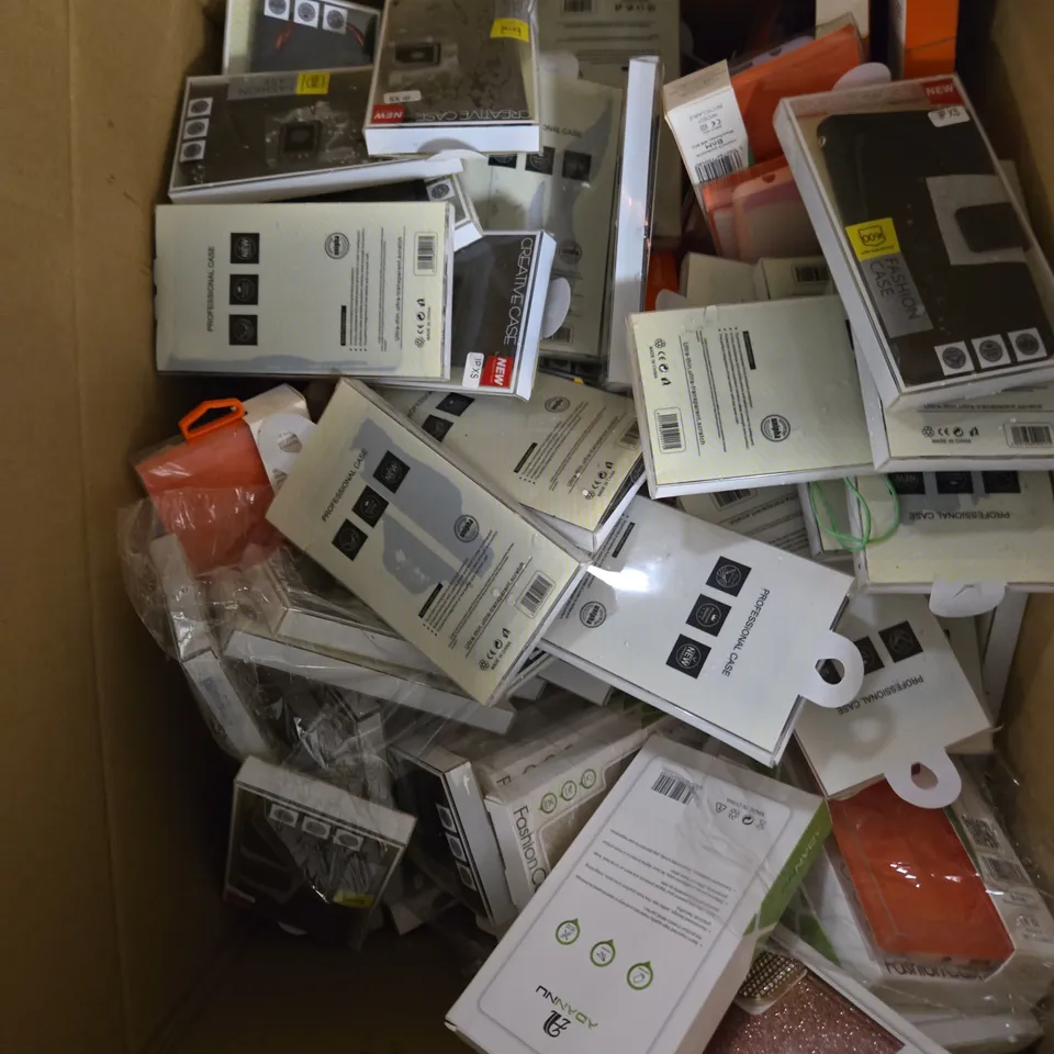 APPROXIMATELY 30 ASSORTED SMARTPHONE ACCESSORIES TO INCLUDE PROTECTIVE CASES, SCREEN PROTECTORS, HEADPHONE PROTECTORS ETC 