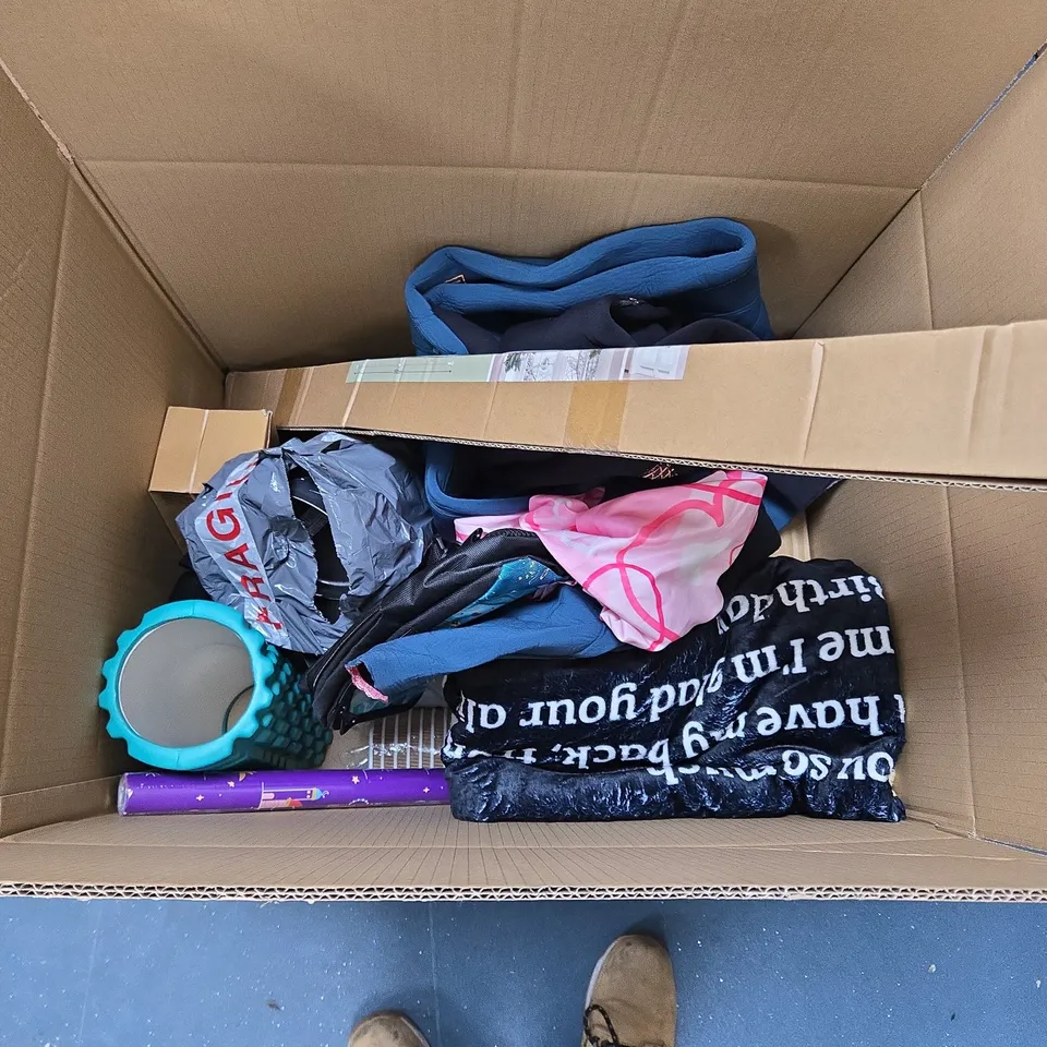 BOX OF APPROXIMATELY 15 ASSORTED HOUSEHOLD ITEMS TO INCLUDE PAPER CUPS, REPLACEMENT MOP HEAD AND A DRINKS BOTTLE