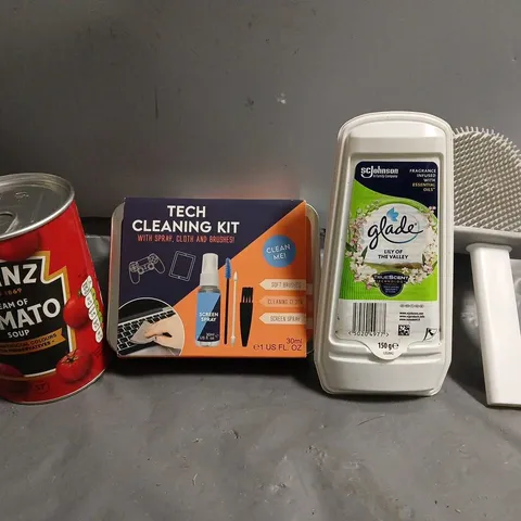 APPROXIMATELY 12 ASSORTED ITEMS TO INCLUDE - HEINZ TOMATO SOUP STORAGE CONTAINER , TECH CLEANING KIT , BRUSH ETC