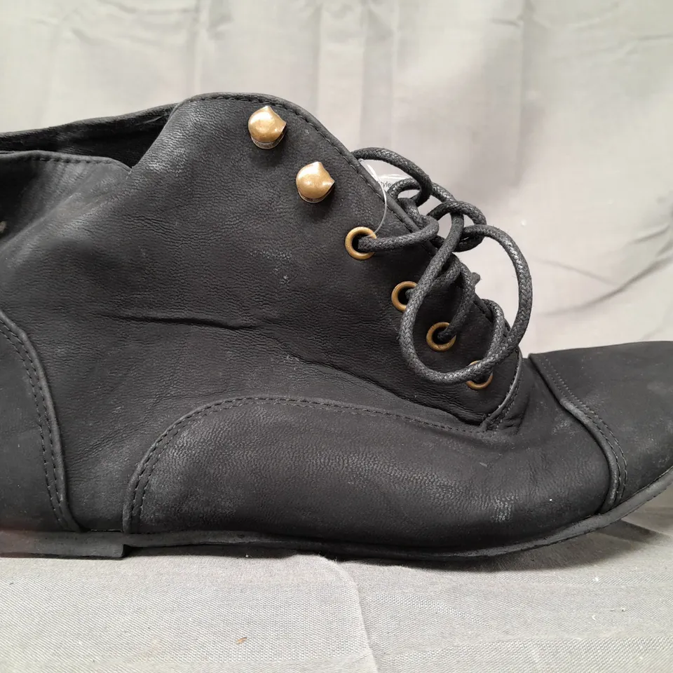 BOX OF APPROXIMATELY 10 PAIRS OF DESIGNER SHOES IN BLACK - VARIOUS SIZES - COLLECTION ONLY