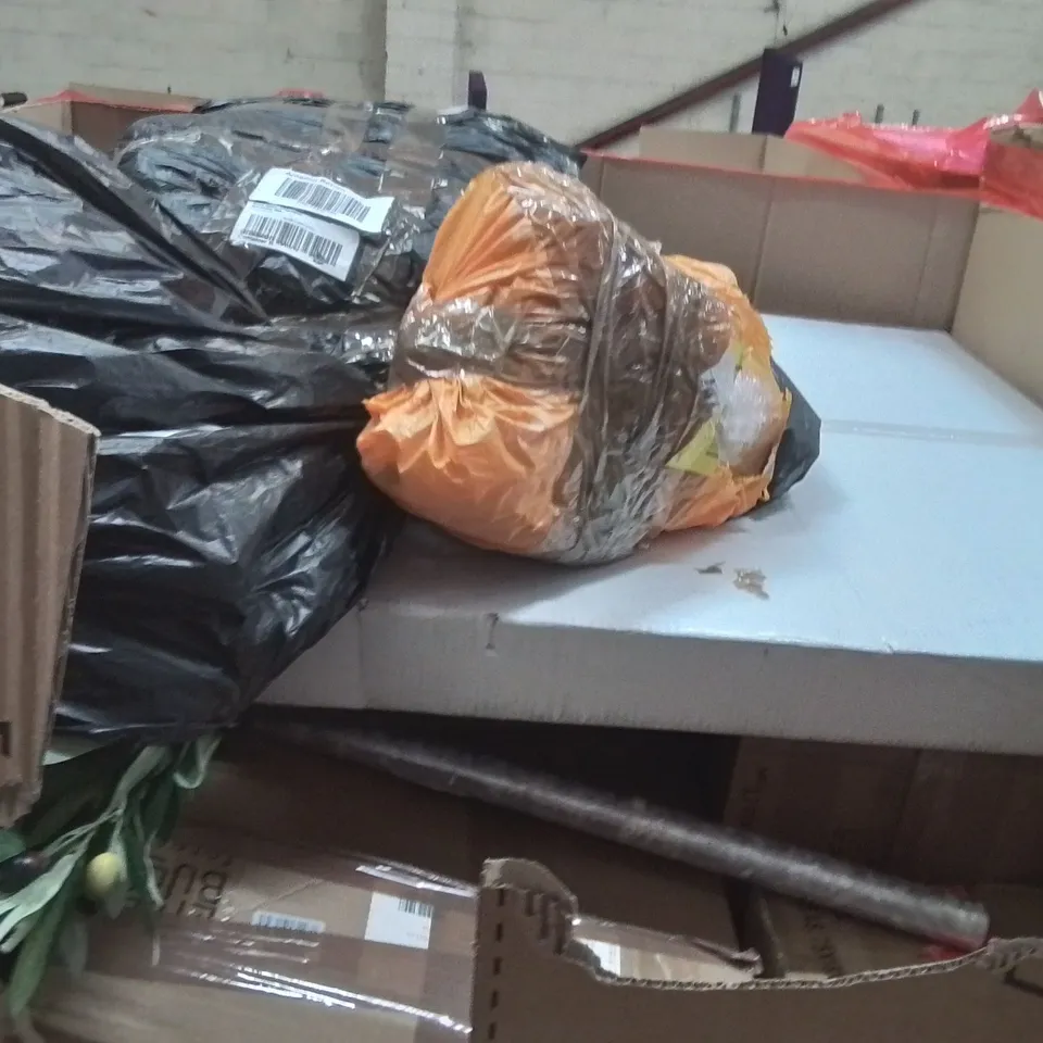 PALLET OF ASSORTED HOUSEHOLD GOODS AND PRODUCTS TO INCLUDE;TRAMPOLINE,RETRACTABLE SAFETY GATE,BOAUBALL 