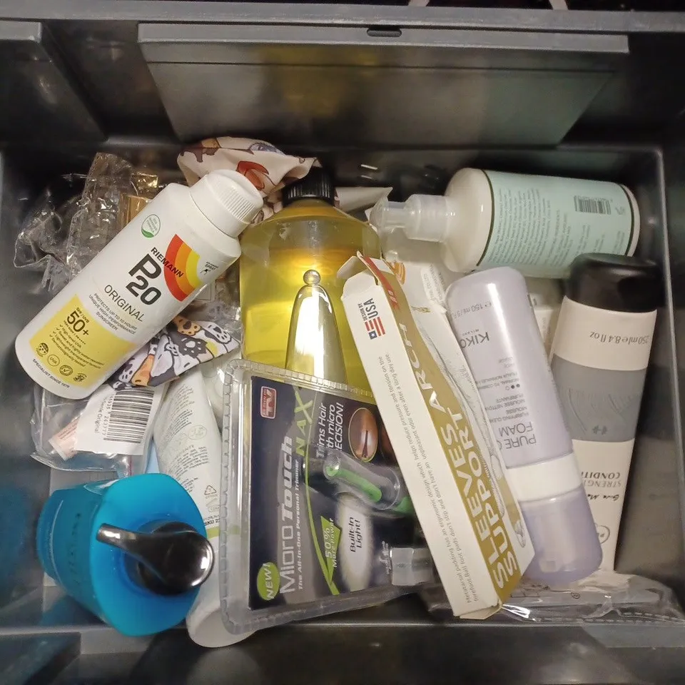 BOX OF APPROX 16 ASSORTED HEALTH AND BEAUTY ITEMS TO INCLUDE - PERCY REED CONDITIONER - FRESH SKIN CASTOR OIL - BONDI SANDS TANNING MILK ECT