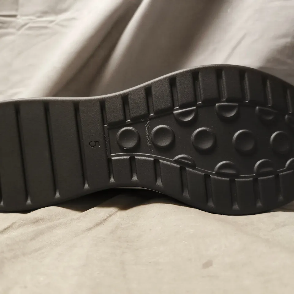 BOXED PAIR OF UNBRANDED FRONT ZIP WEDGE SHOES IN BLACK SIZE UK 5