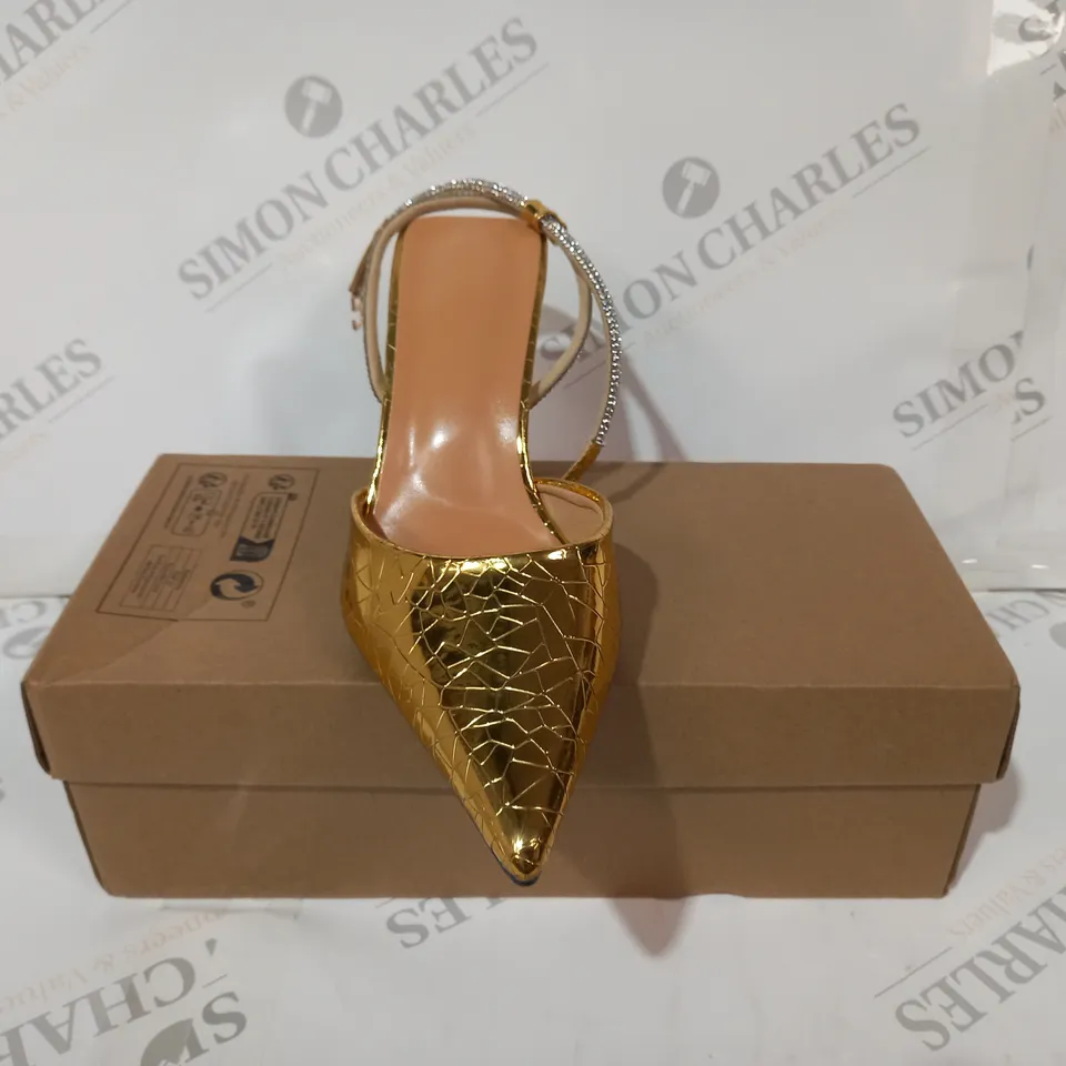 BOXED PAIR OF DESIGNER POINTED TOE HEELS IN METALLIC GOLD W. JEWEL EFFECT STRAP EU SIZE 37