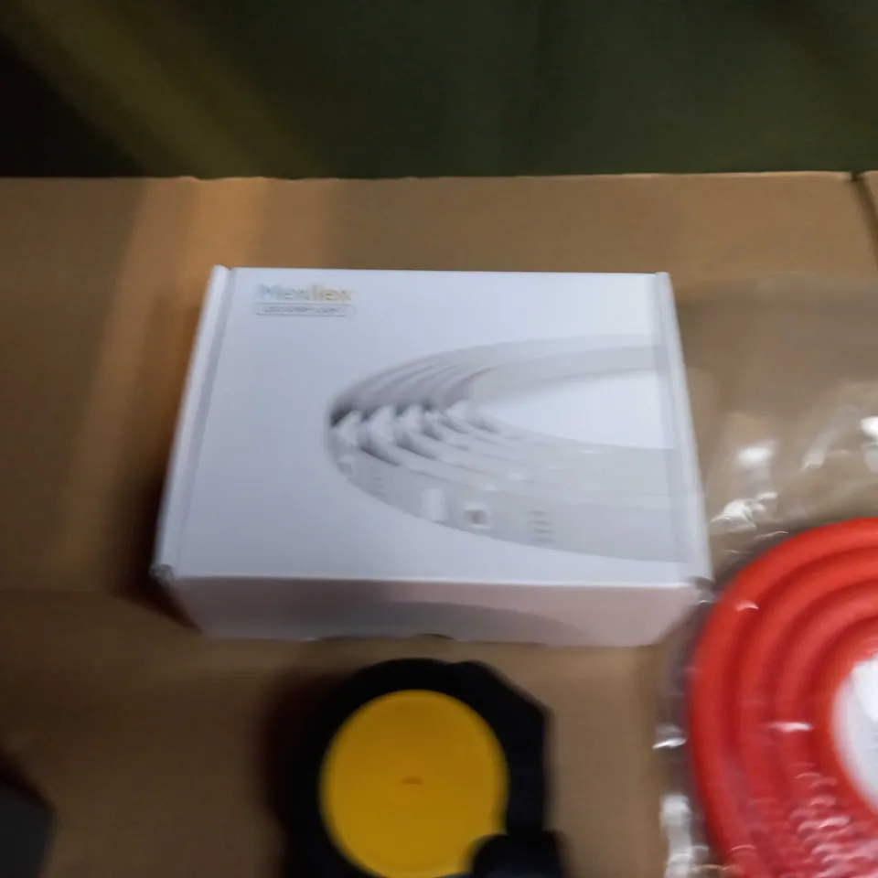 LOT OF APPROX 10 ASSORTED HOUSEHOLD/DIY ITEMS TO INCLUDE: LARGE HINGE/BRACKETS, BOXED LED STRIP LIGHTS, LARGE DRILL BIT