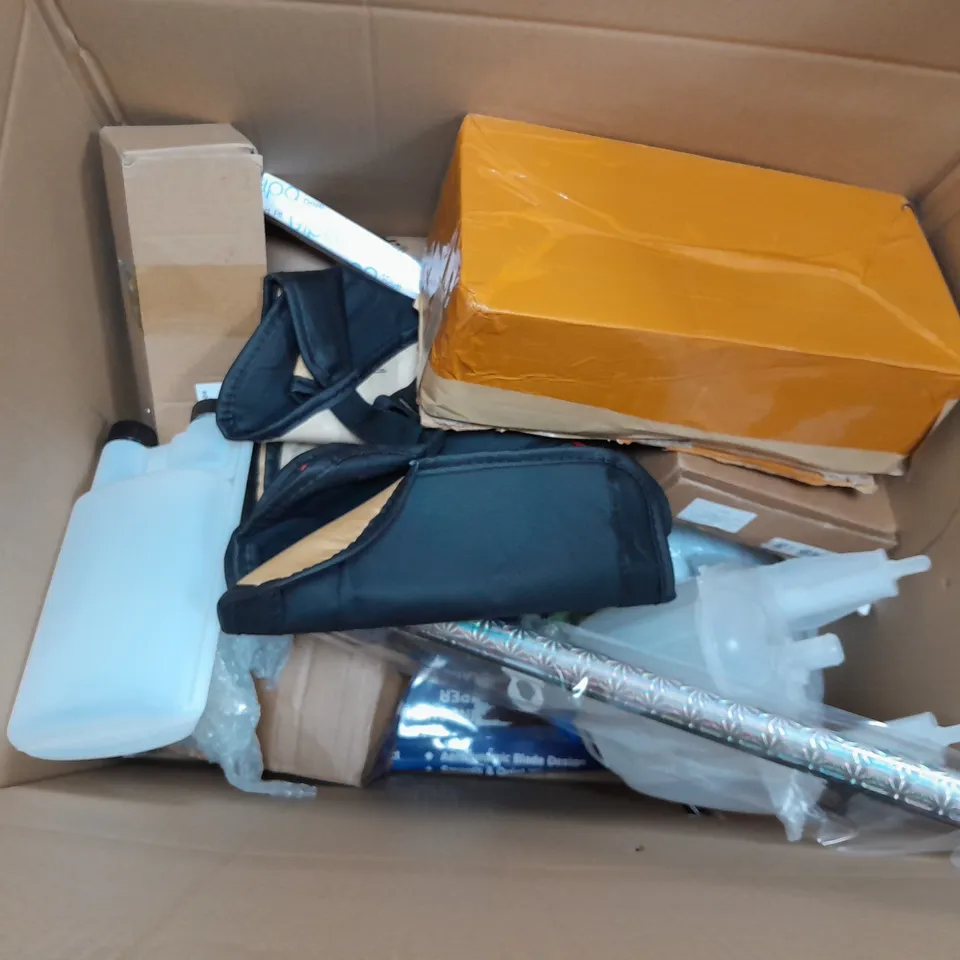 LARGE BOX OF APPROXIMATELY 6 ASSORTED CAR/VEHICLE PARTS AND ACCESSORIES TO INCLUDE WIPER BLADES , FLOOR MATS , ETC 