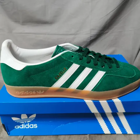 BOXED PAIR OF ADIDAS MENS GAZELLE INDOOR TRAINERS IN GREEN - UK 12