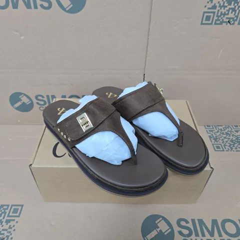 THE VERY COLLECTION WOMENS BROWN SANDALS - 6