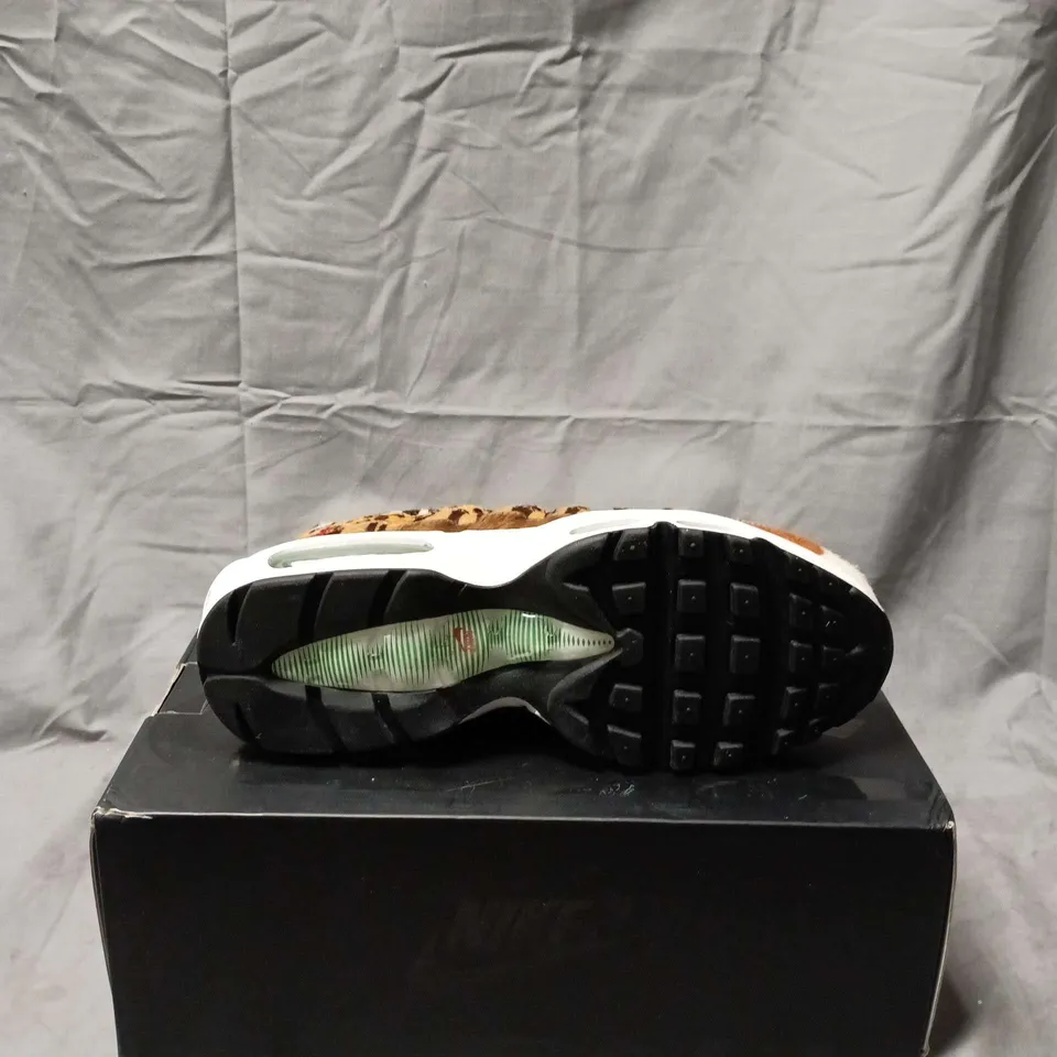 BOXED PAIR OF NIKE AIR MAX 95 DLX SNEAKERS – UK 7.5 (US 8.5) 