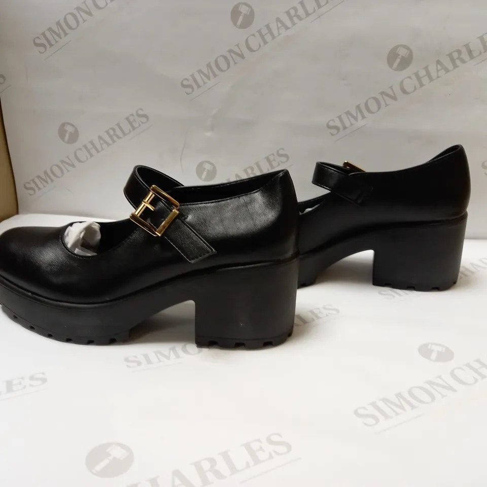 DESIGNER KOI VEGAN PLATFORM SHOES SIZE 5