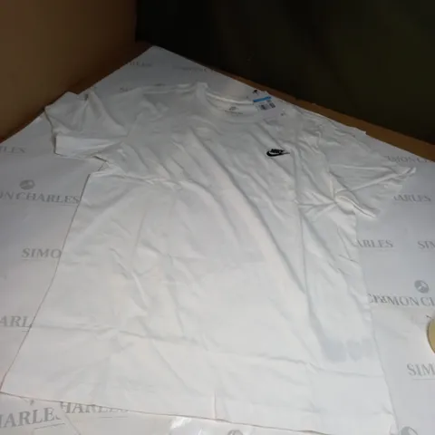 MEDIUM WHITE NIKE TEE
