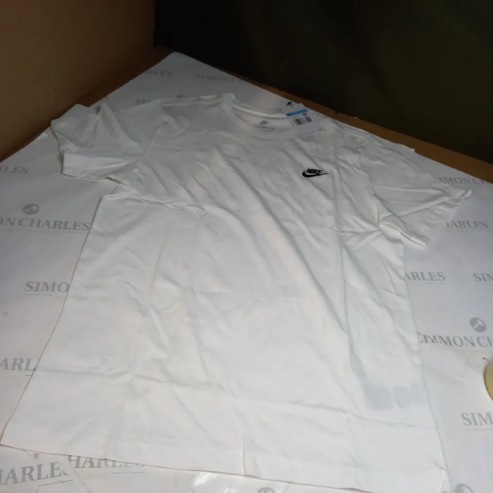 MEDIUM WHITE NIKE TEE 
