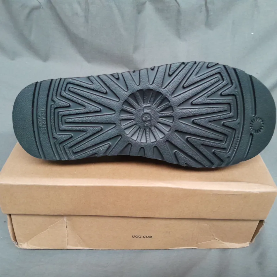 BOXED PAIR OF UGG SHOES IN BLACK SIZE UK 6 