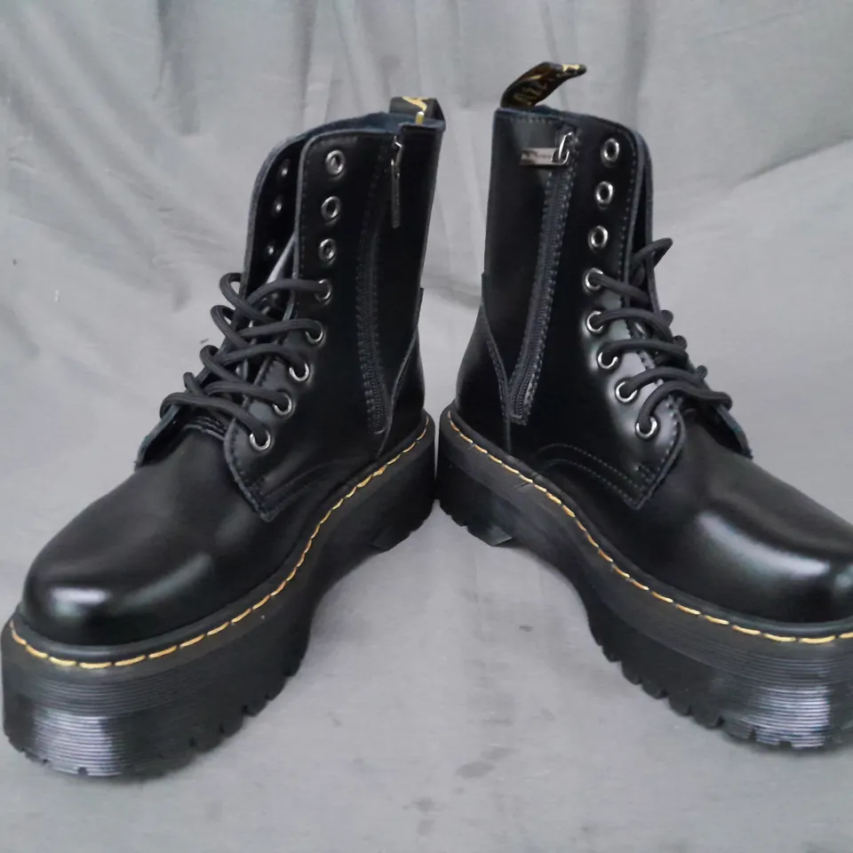 BOXED PAIR OF DR MARTENS 1462 ANKLE BOOTS IN BLACK UK SIZE 4