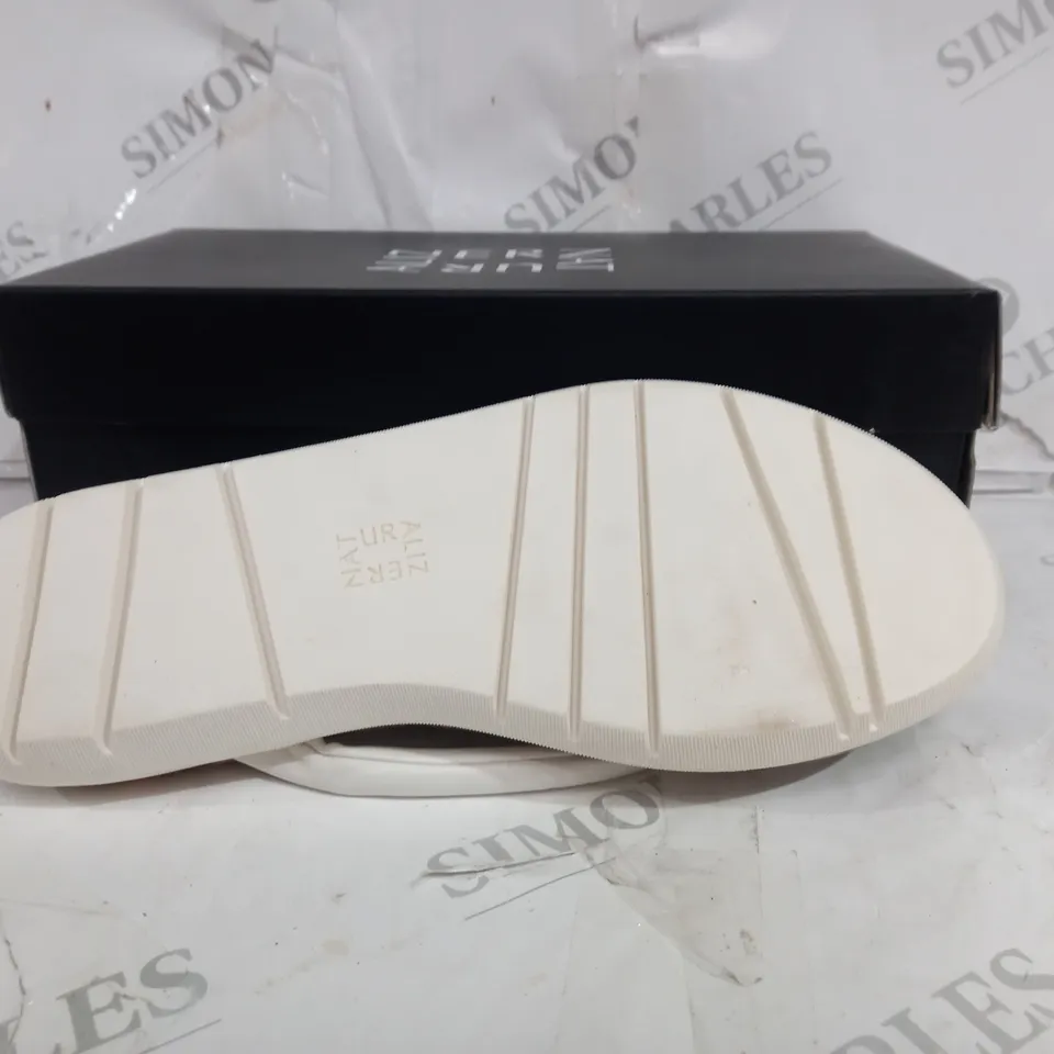 BOXED PAIR OF NATURALIZER SANDALS IN WHITE SIZE 6
