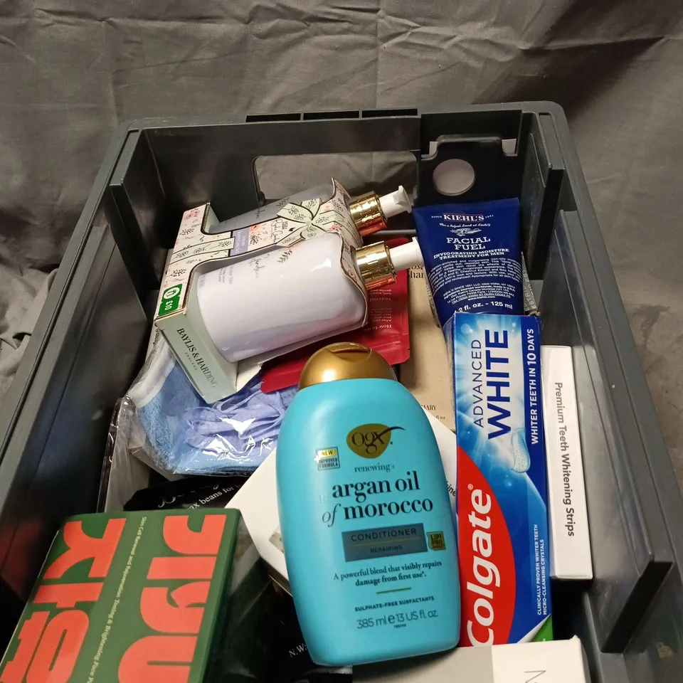 APPROXIMATELY 20 ASSORTED COSMETIC ITEMS TO INCLUDE KIEHLS FACIAL FUEL, OGX ARGAN OIL OF MOROCCO, COLGATE, BAYLIS AND HARDING LUXURY HAND CARE SET, NAIL MACHING ETC