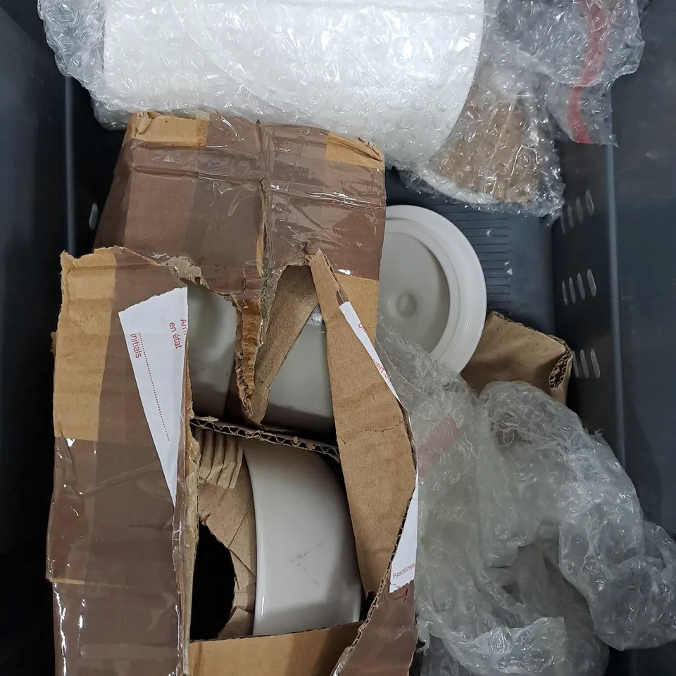 APPROXIMATELY 10 ASSORTED DINNERWARE PRODUCTS TO INCLUDE PLATES, BOWLS, STORAGE ETC 