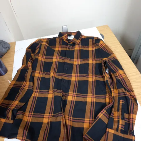 BOX OF ASSORTED CLOTHING TO INCLUDE TOPS, DRESSES, SOCKS, JUMPERS ETC