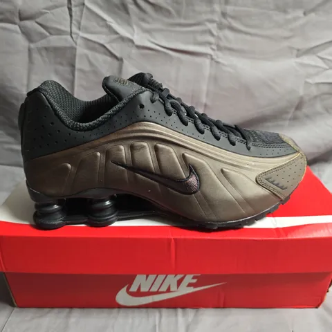 BOXED PAIR OF NIKE SHOX R4 TRAINERS - UK SIZE 6