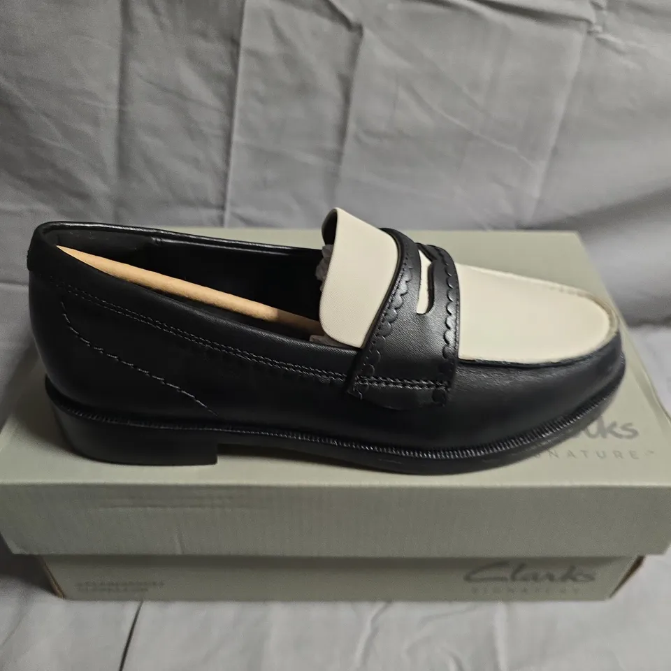 BOXED PAIR OF CLARKS STRAVEN EDGE SHOES - UK SIZE 3