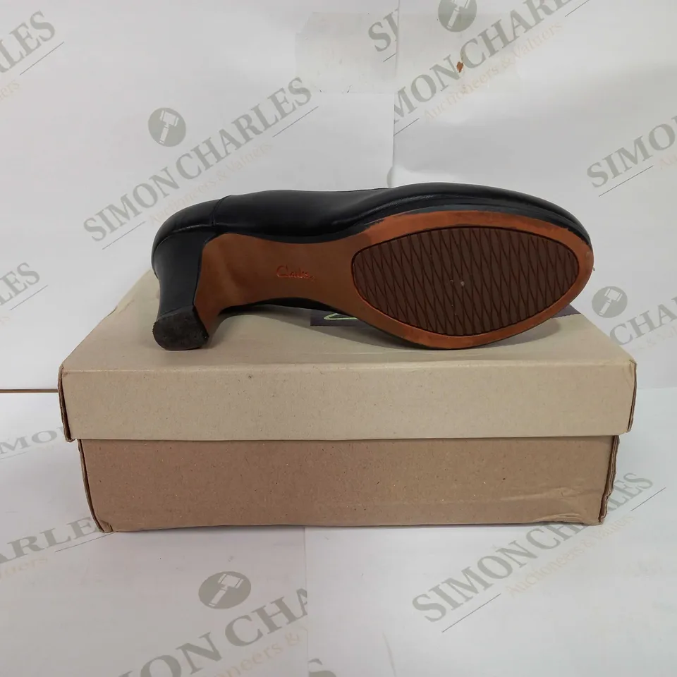 CLARKS CHORUS NIGHT IN BLAK LEATHER - EU 40