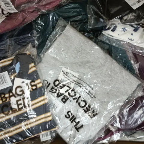 APPROXIMATELY 20 ASSORTED CLOTHING ITEMS IN VARIOUS SIZES, COLOURS & STYLES TO INCLUDE 90S BABY TEE, LOW RISE WIDE JEAN, BELLA OFF SHOULDER V-NECK 3/4 TEE, ETC