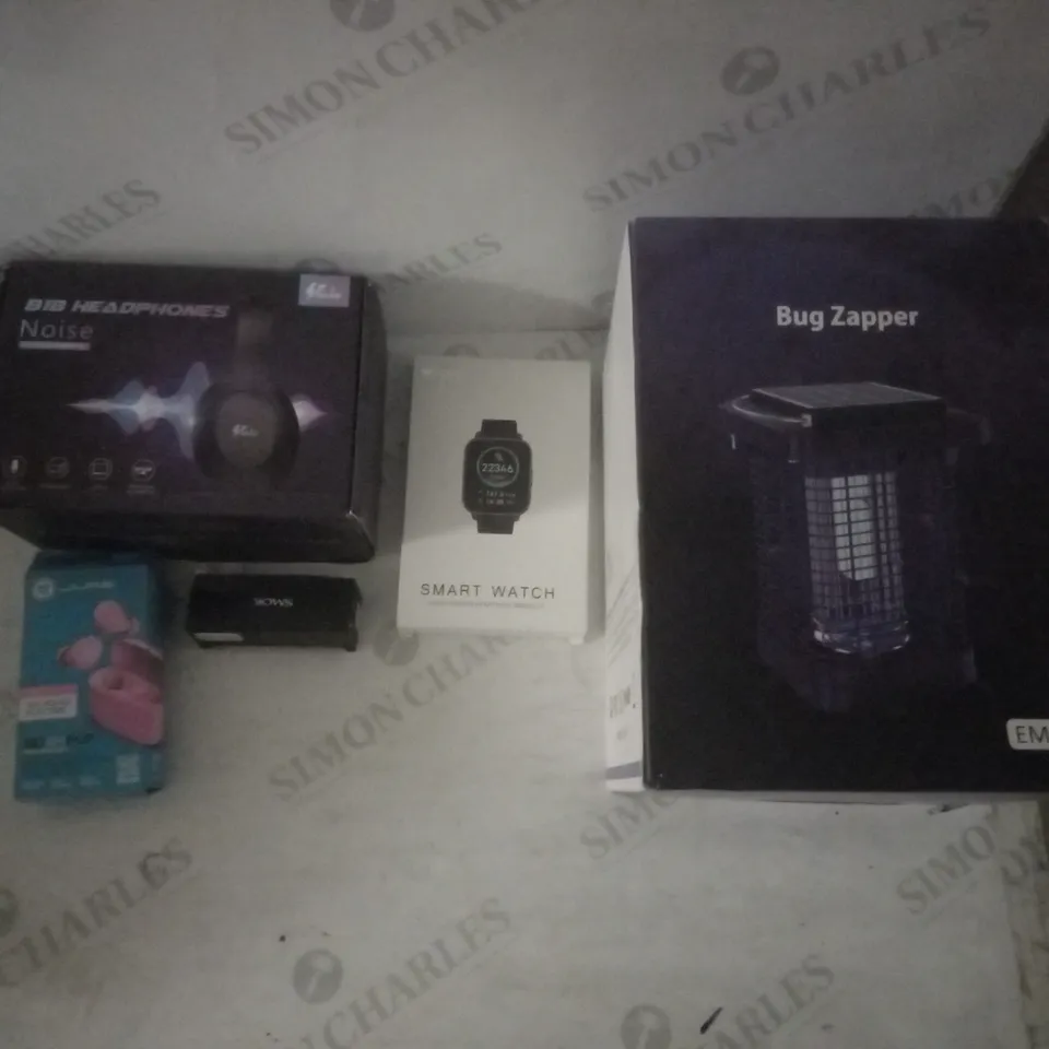 GROUP OF APPROX 5 ASSORTED ITEMS TO INCLUDE EARPHONES, BUG ZAPPER, SMARTWATCH ETC