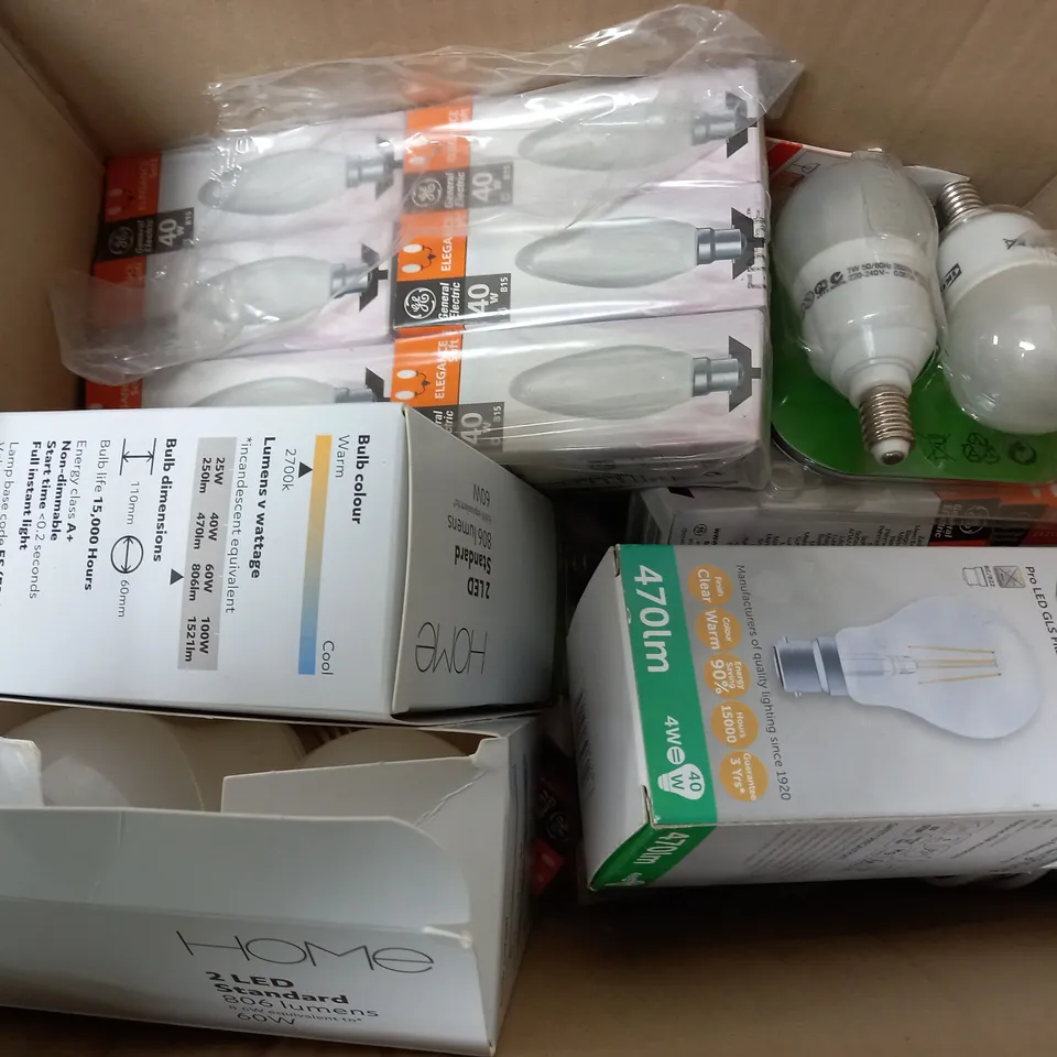 BOX OF APPROXIMATELY 35 ASSORTED LIGHT BULBS
