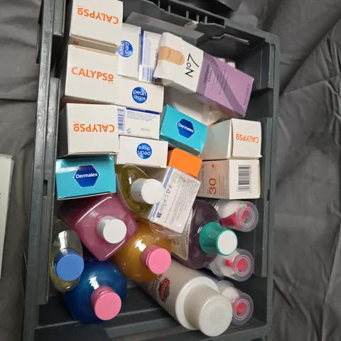 ASSORTED HEALTH & BEAUTY LOT: SUNDAY RAIN BUBBLE BATH, IMPERIAL LEATHER FOAMING BATH SOAK, COLGATE TOOTHPASTE, MINI MASSAGER BOX