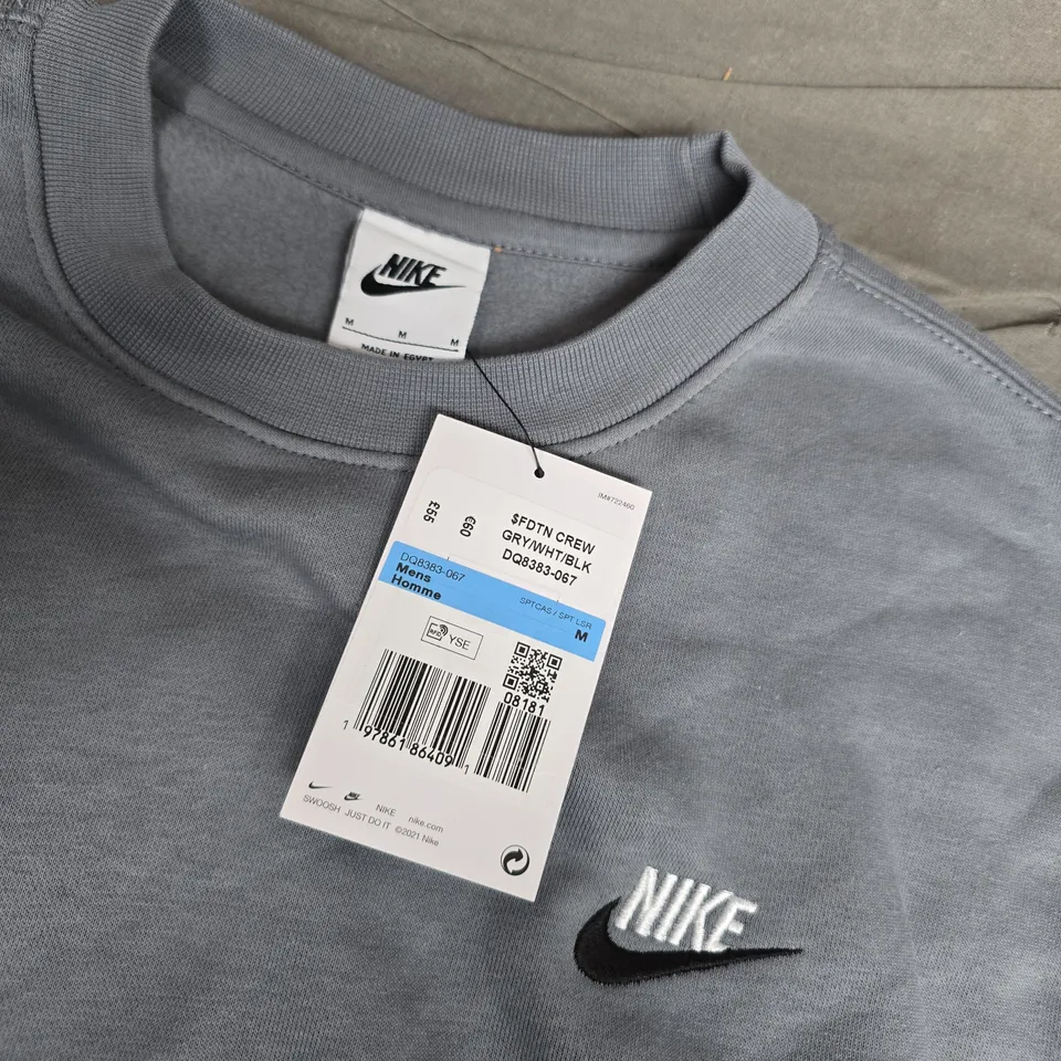 NIKE CREW SWEATSHIRT – MEN'S MEDIUM, GREY - MEDIUM