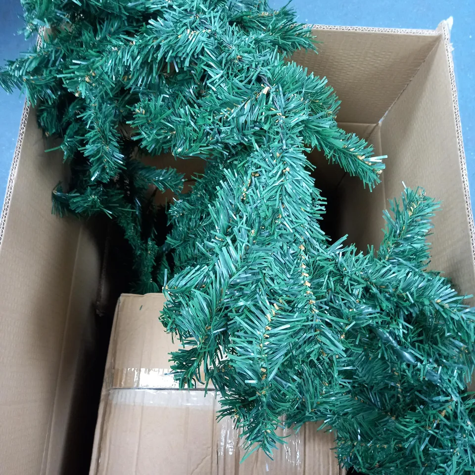 LOT OF APPROX 4 ITEMS TO INCLUDE CHRISTMAS DECOR, HIMALAYAN SALT AND TRANSPORTER BELTS