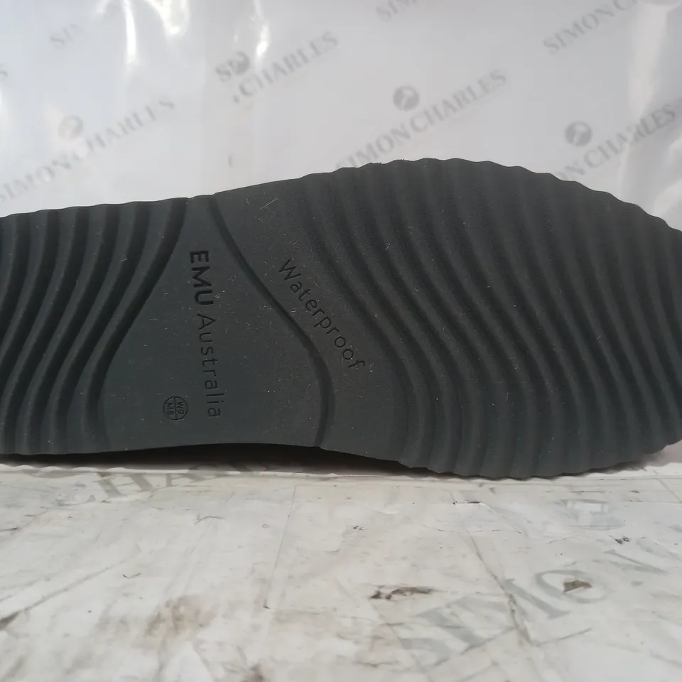 BOXED PAIR OF EMU AUSTRALIA MOONTA BOOTS IN GREY SIZE 7