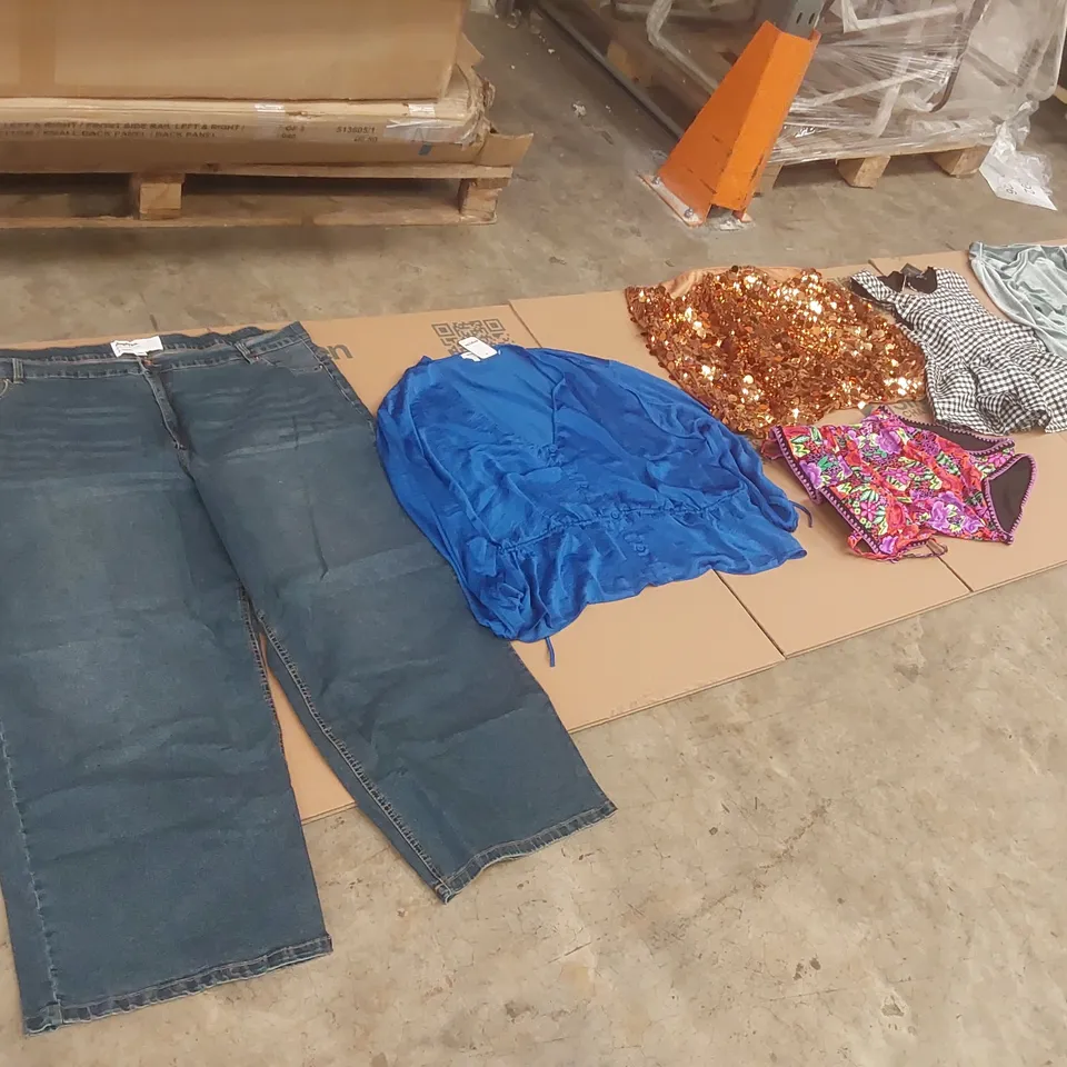 PALLET CONTAINING APPROXIMATELY 750x BRAND NEW ASSORTED DESIGNER CLOTHING ITEMS