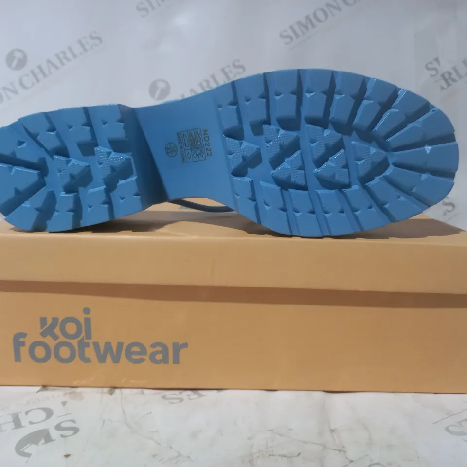 BRAND NEW BOXED PAIR OF KOI VEGAN LEATHER BLOOMING DAISY OASIS STRAPPY SLIDERS IN BLUE UK SIZE 10