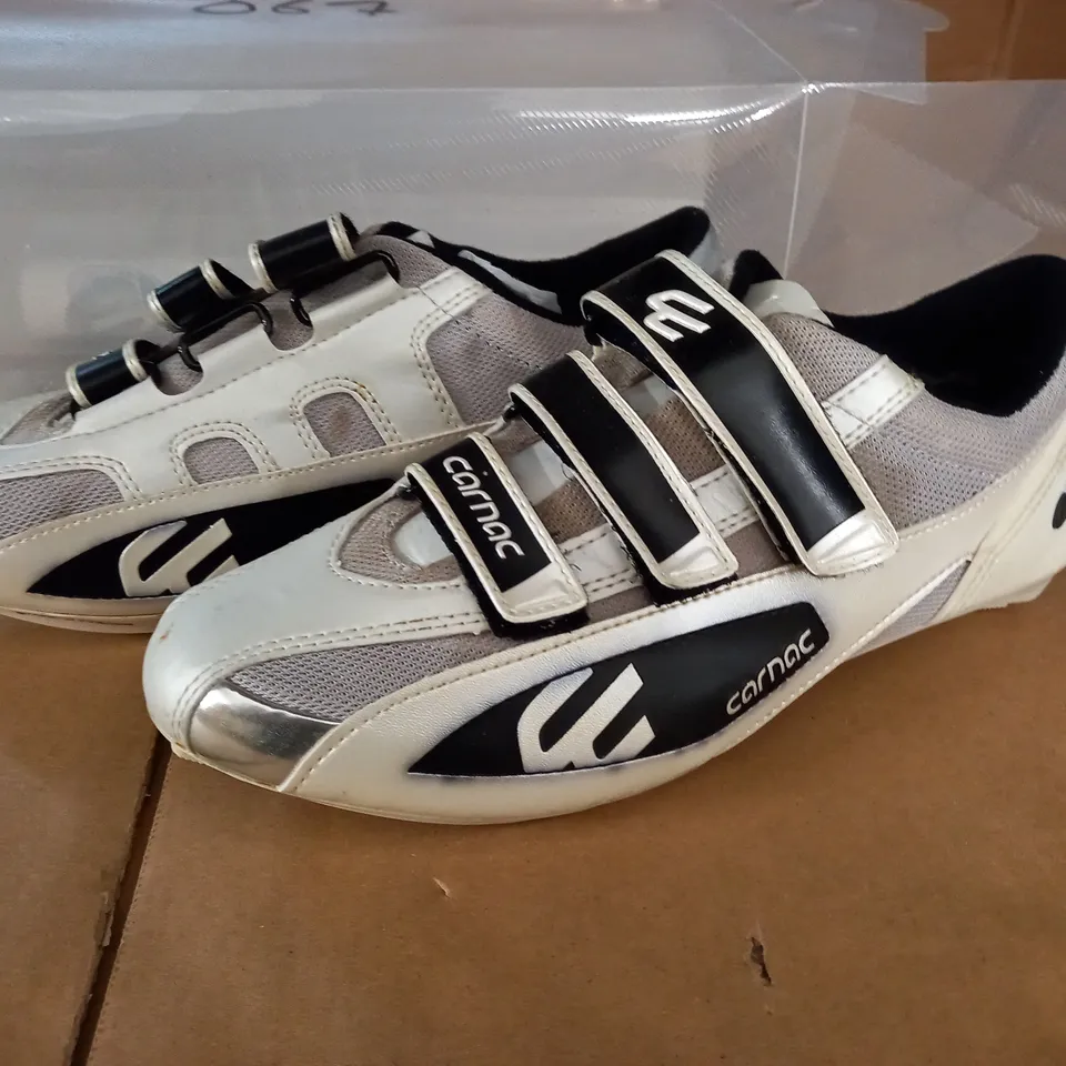 PAIR OF CARNAC EOS CYCLING SHOES IN WHITE SILVER BLACK - FR 41 US 8