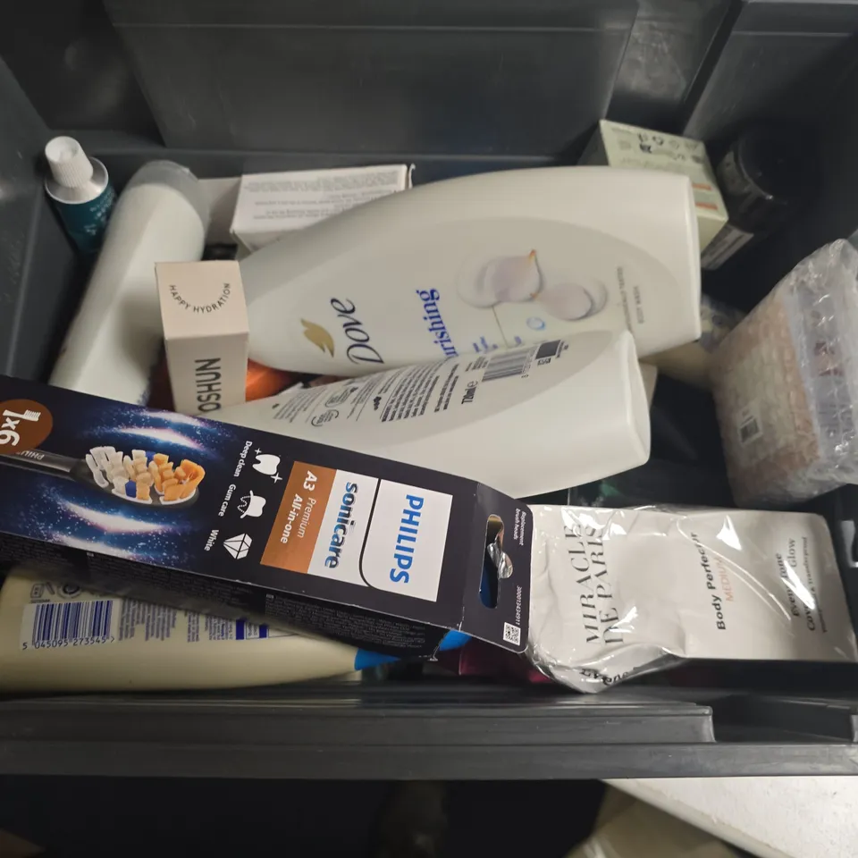 APPROXIMATELY 15 ASSORTED HEALTH & BEAUTY PRODUCTS TO INCLUDE BOOTS SOLTAN KIDS ONCE, DOVE NOURISHING, PHILIPS SONICARE HEADS, ETC - COLLECTION ONLY