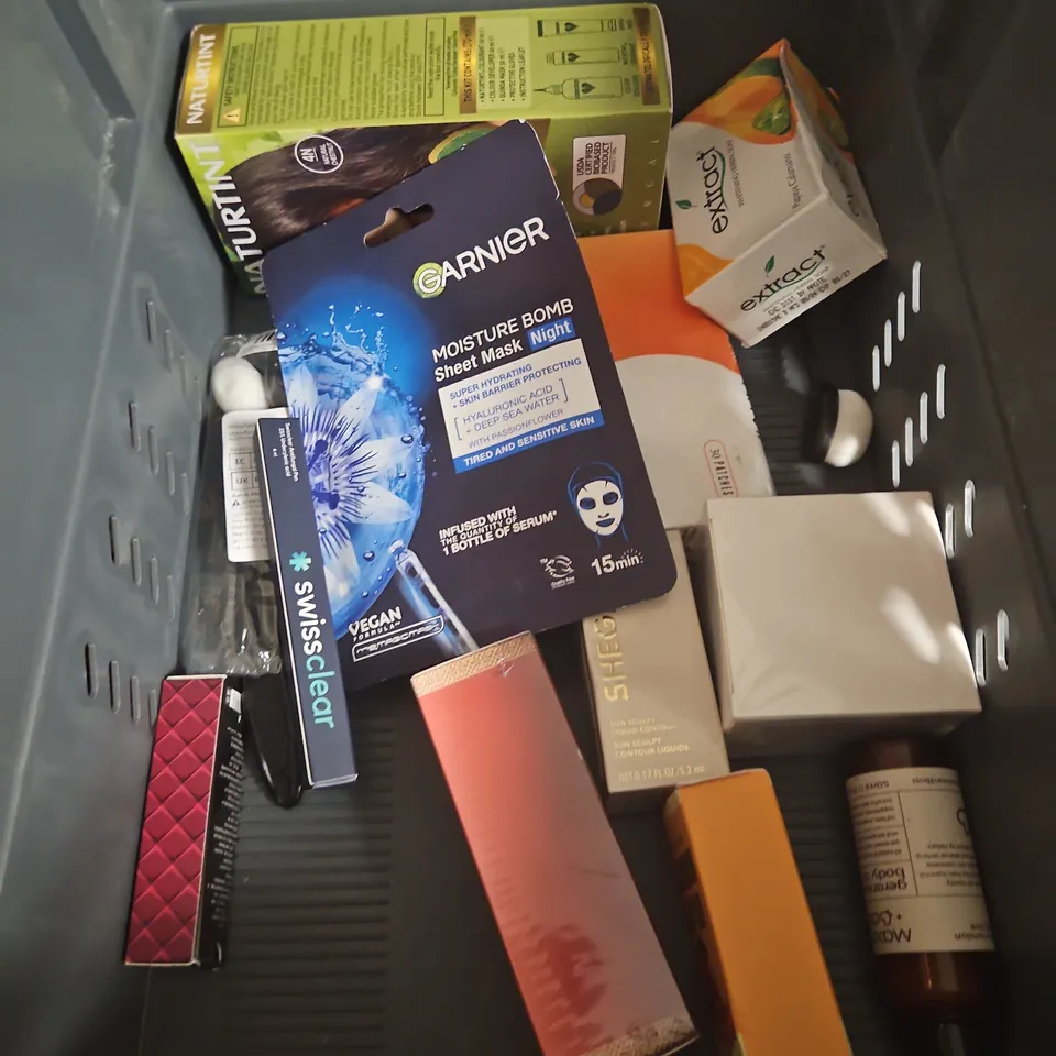 APPROXIMATEY 20 ASSORTED HEALTH AND BEAUTY PRODUCTS TO INCLUDE - DR SQUATCH SOAP - NATURETINT HAIR COLOURANT - L'OREAL ANTI-FALL SHAMPOO - ETC