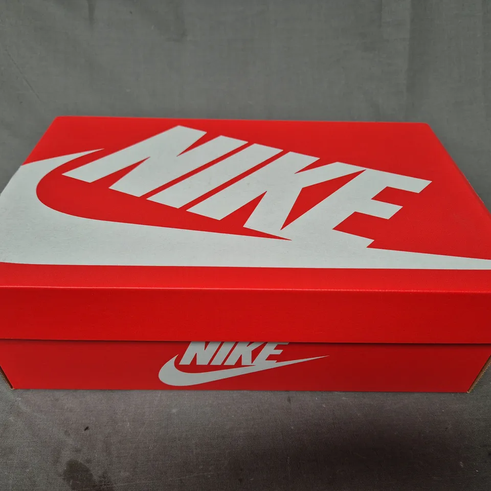 BOXED PAIR OF NIKE WOMEN'S AIR MAX 90 SHOES IN WHITE/GREEN/PINK UK SIZE 5.5