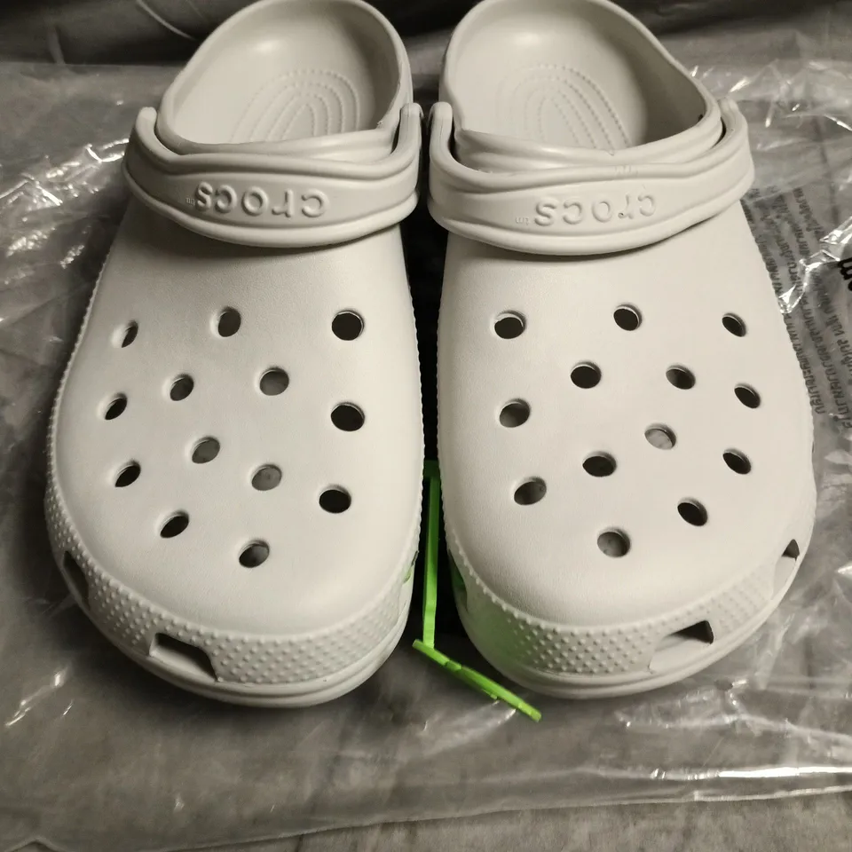 CROCS CLASSIC WHITE CLOGS – UK 10 (EU 45-46)