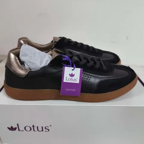 BOXED PAIR OF LOTUS FRAPPPORTA TRAINERS – BLACK, UK 6