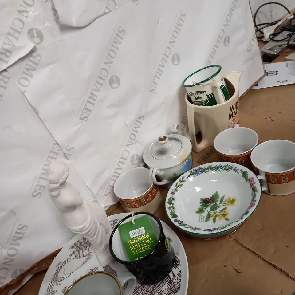 LOT OF ASSORTED HOUSEHOLD ITEMS TOO INCLUDE PLATES AND MUGS 