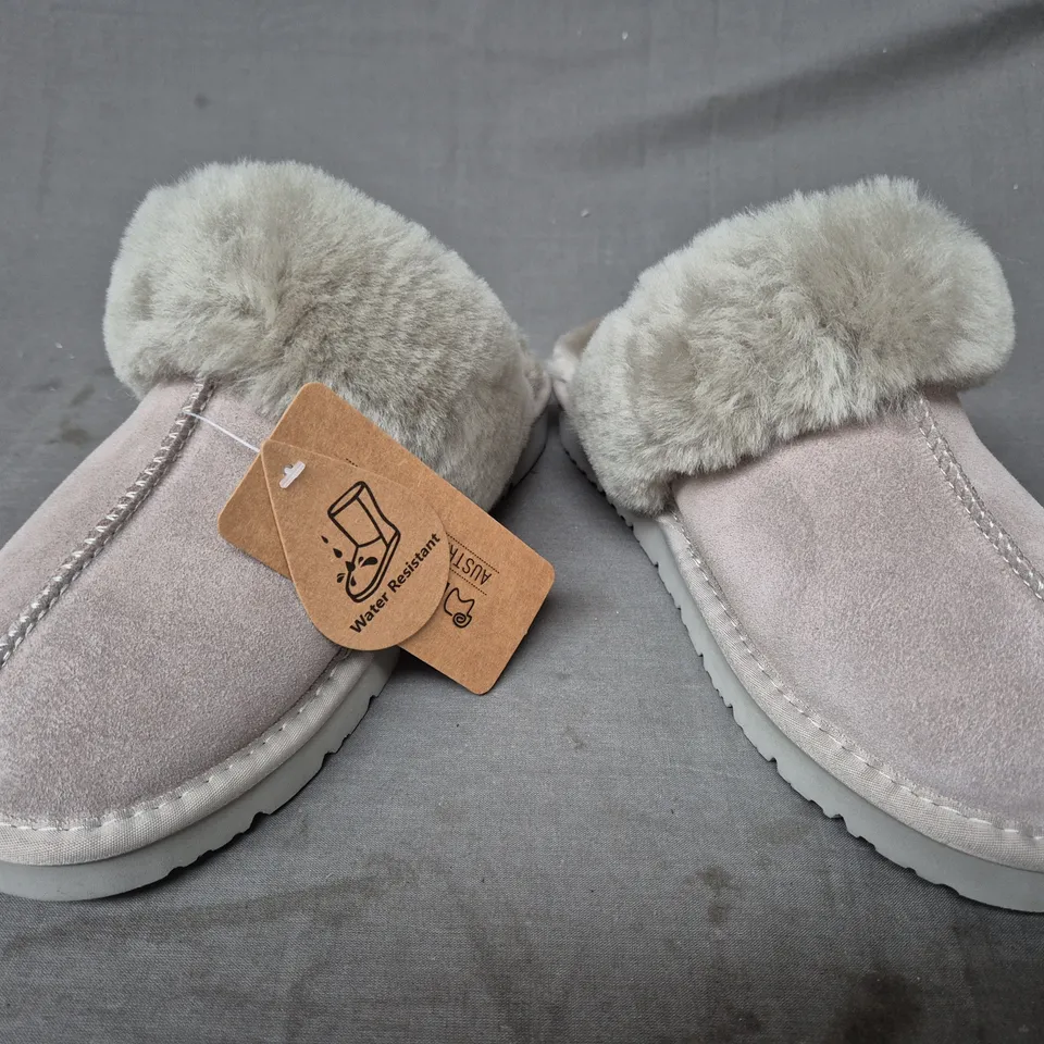 BOXED PAIR OF EVERAU RAVEN SLIPPERS IN GOAT GREY EU SIZE 37