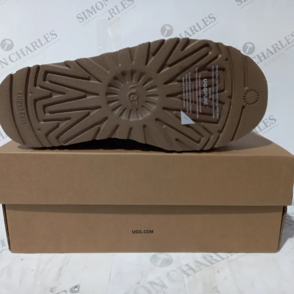 BOXED PAIR OF UGG WTAZZ SHOES IN TAN UK SIZE 4