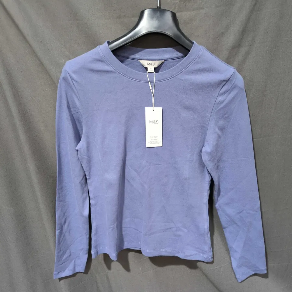 BOX OF APPROXIMATELY 20 ASSORTED CLOTHING ITEMS TO INCLUDE: FLORAL SHIRT AND BLUE JUMPER