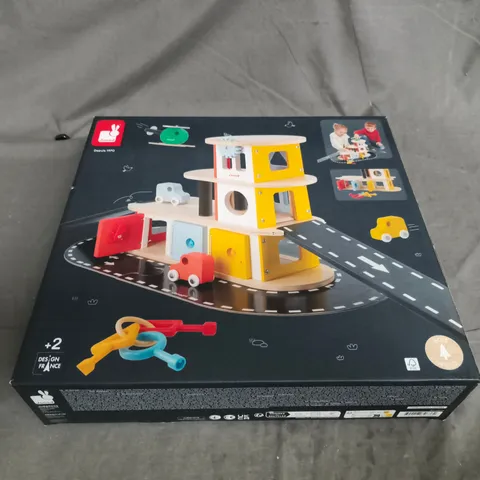 WOODEN CONSTRUCTION TOY BOXED SET FOR AGES 2+ 