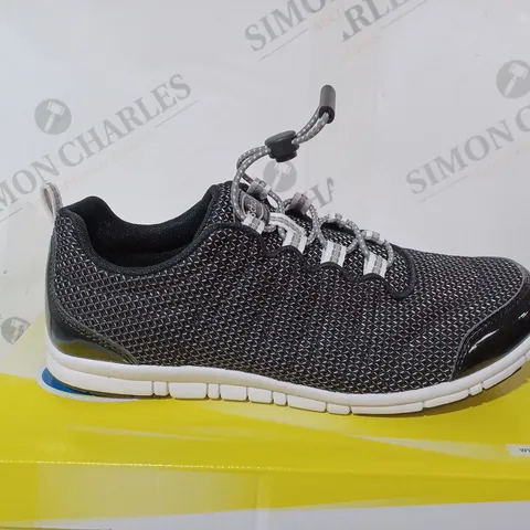 BOXED SCHOLL WIND STEP TRAINERS - UK 5