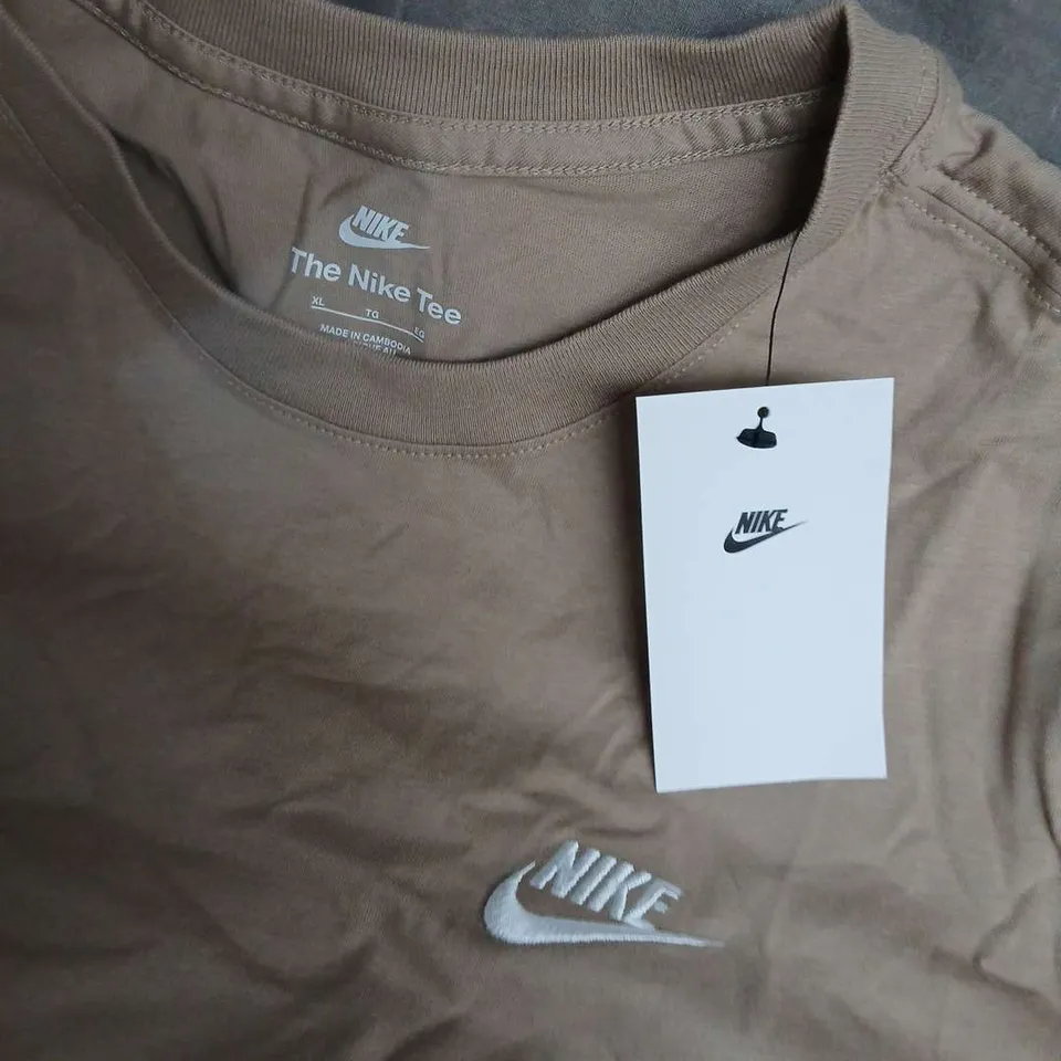 NIKE THE NIKE TEE IN STONE - XL