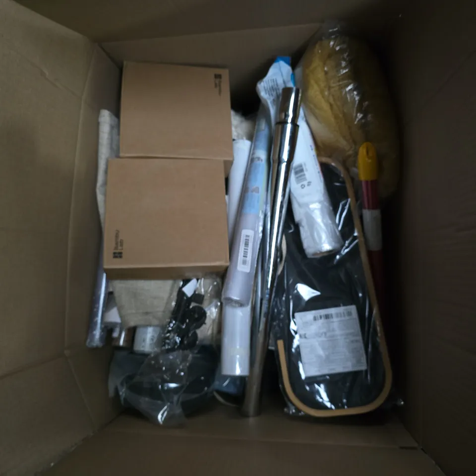 BOX OF APPROXIMATELY 20 ASSORTED ITEMS TO INCLUDE: CHOPPING BOARD AND LYNX PILLOW